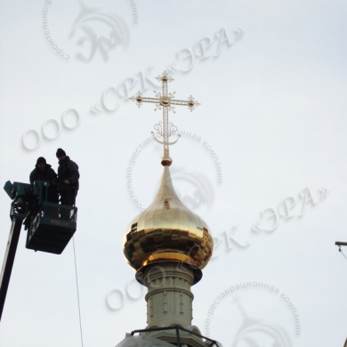Монтаж купола с ажурным крестом и подкупольным барабаном на Часовню Иоанна Богослова (Москва, ул. Большая Лубянка)